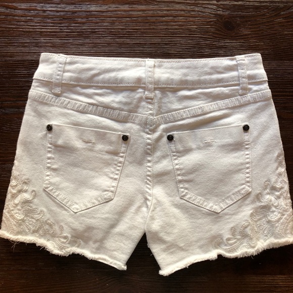 Cache White Jean Shorts with Embroidery - Picture 5 of 13